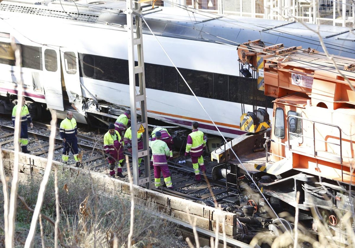 Imagen de los trabajos para liberar el trazado ferroviario en la estación del Chorro.