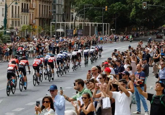 El pelotón, a su paso por el Paseo del Parque, en la duodécima etapa de 2022.