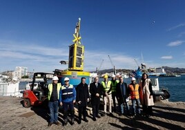 Autoridades y comunidad científica, este miércoles, en el muelle 5, junto a Mareto.