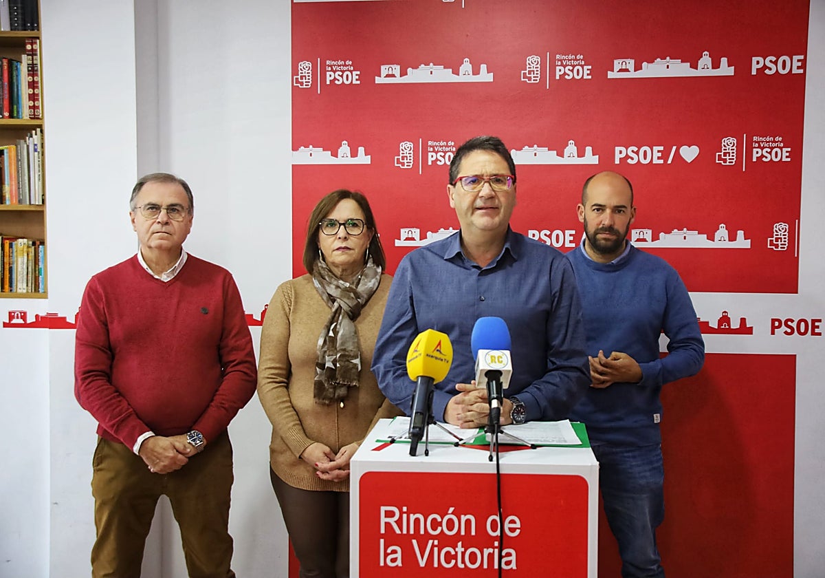 El portavoz socialista, flanqueado por concejales de su grupo.
