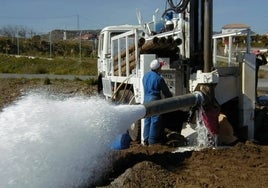 Imagen de archivo de un sondeo de agua en la comarca de Antequera.