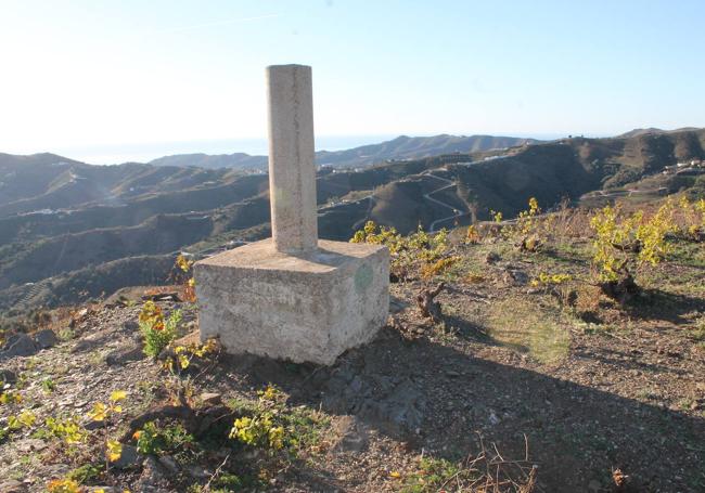 El vértice geodésico de cerro Patarra está entre viñas