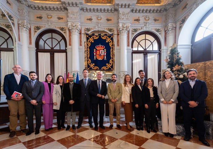 El primero izquierda, el exportavoz de Unidas Podemos, Eduardo Zorrilla, en la toma de posesión junto a once funcionarios A1 este miércoles ante De la Torre y el concejal Jacobo Florido.