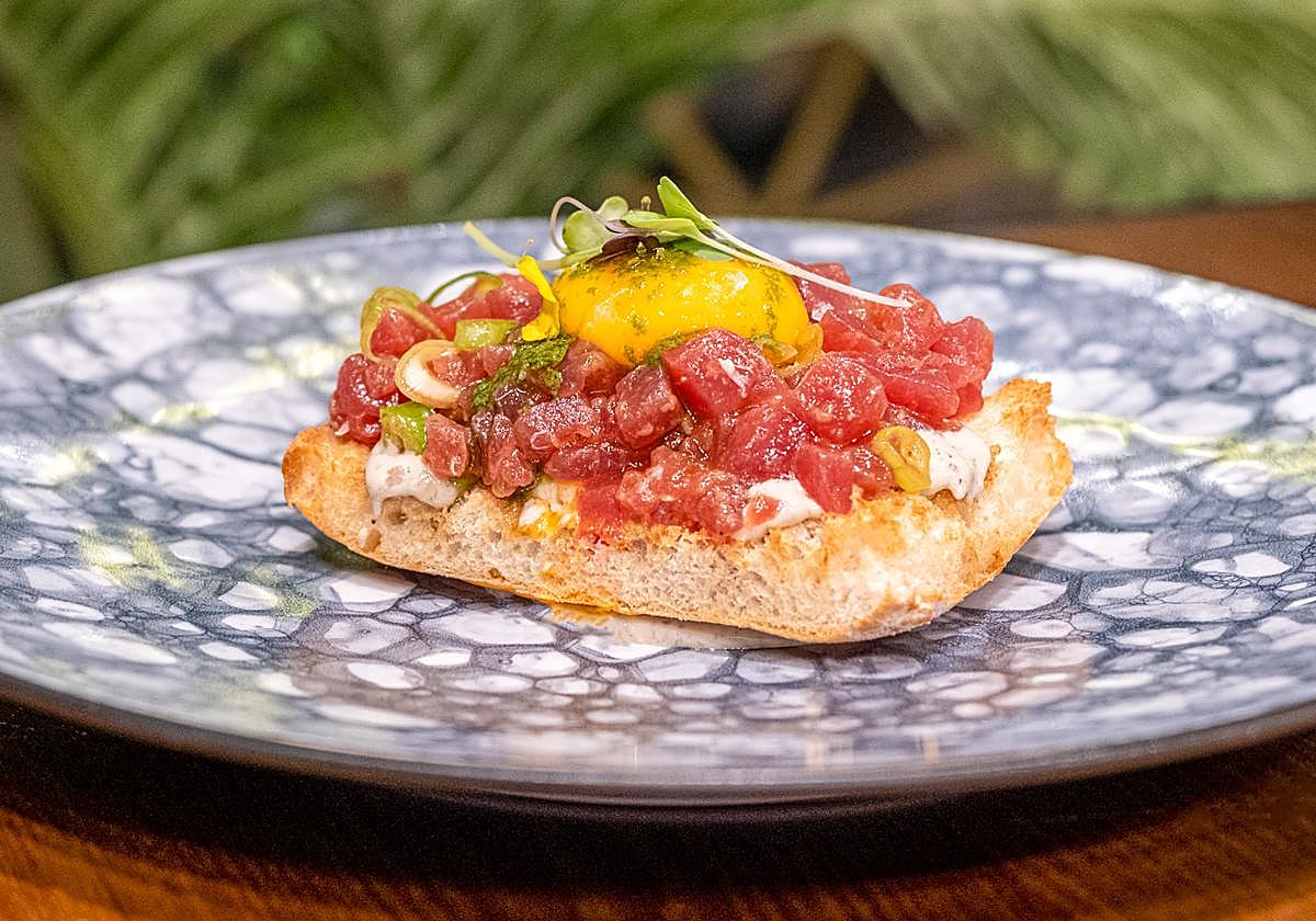 Atún con holandesa trufada y yema de 7Cabezas