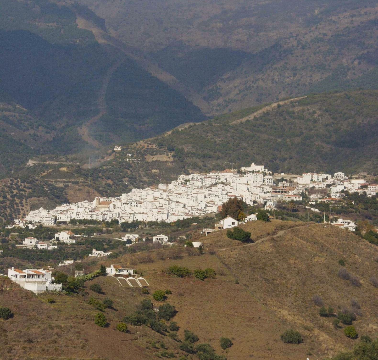 El pueblo de Canillas de Albaida está situado en las estribaciones de la sierra de Almijara.