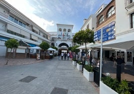 Fachada principal del Ayuntamiento nerjeño en la céntrica calle Carmen.