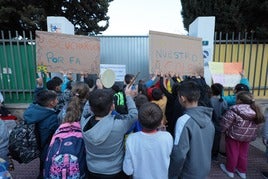 Algunos alumnos protestando contra el cierre del centro.