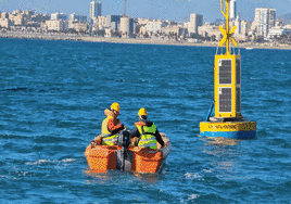 Dos técnicos de la empresa especializada, siguen de cerca la instalación de Mareto. En el vídeo, imágenes del ROV que ha instalado el observatorio.