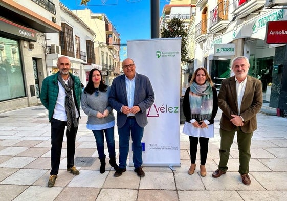 El alcalde veleño y ediles del gobierno bipartito, de PP y GIPMTM, este jueves en la calle remodelada.