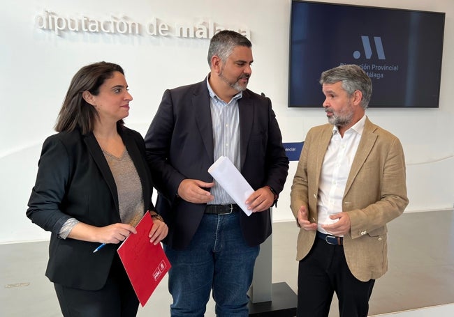 Cortés, González y Bernal, en la rueda de prensa previa al pleno.