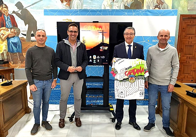 El alcalde de Rincón de la Victoria, Francisco Salado, junto al concejal de Deportes, Antonio José Martín, y miembros del Club Atletismo Rincón de la Victoria.