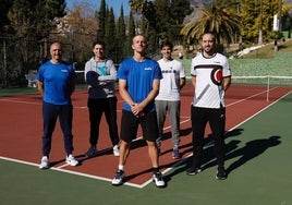 Enrique Salinas, Jorge Aguirre, Alejandro Davidovich, Alejandro Ibáñez y José Antonio Fernández Carazo, ayer al mediodía en el club Lew Hoad, después de una sesión de entrenamiento del tenista.