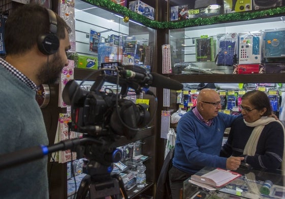 Rakesh Narwani, grabando a sus padres, para el documental que ha precedido al largometraje.