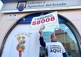 Antonio Carmona posa con el cartel que le acredita haber vendido El Gordo en su administración.