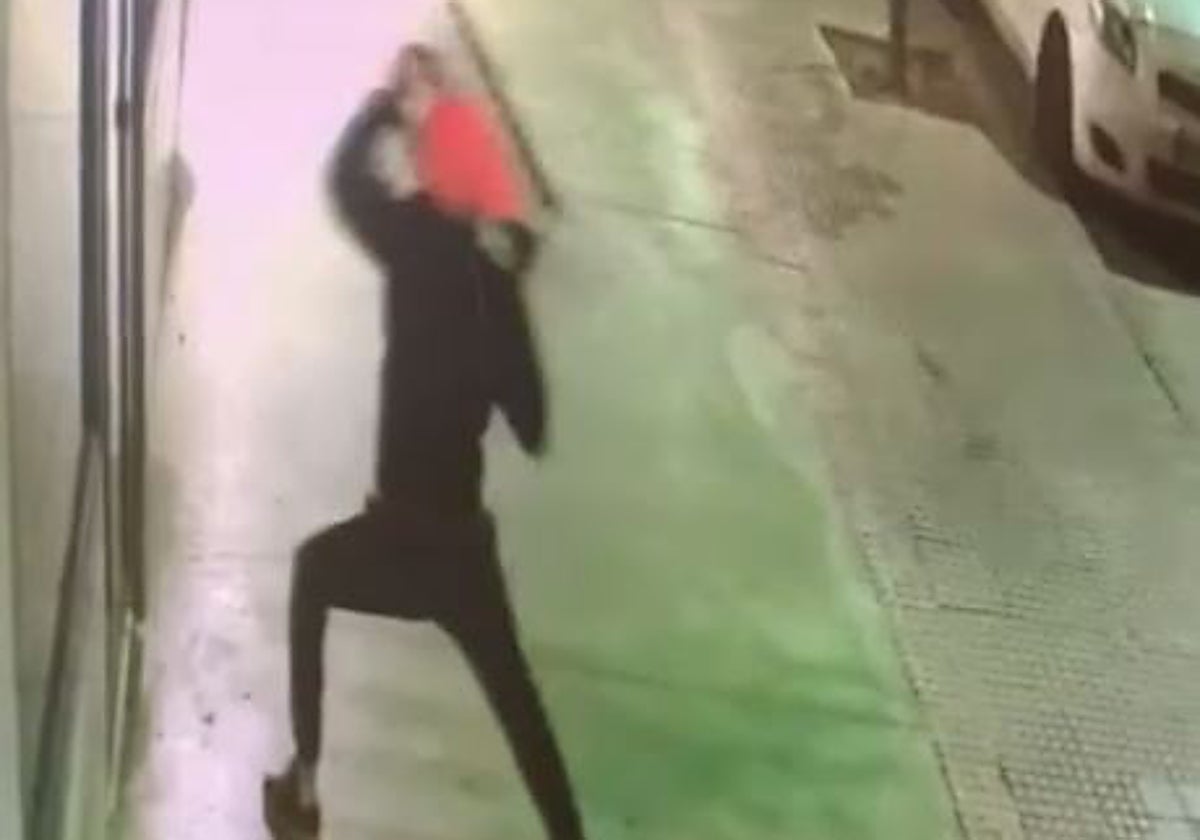 El supuesto autor de los robos, en el momento en que reventaba un escaparate con ayuda de una arqueta.