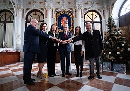 De la Torre y Casero con los representantes de los colegios profesionales.