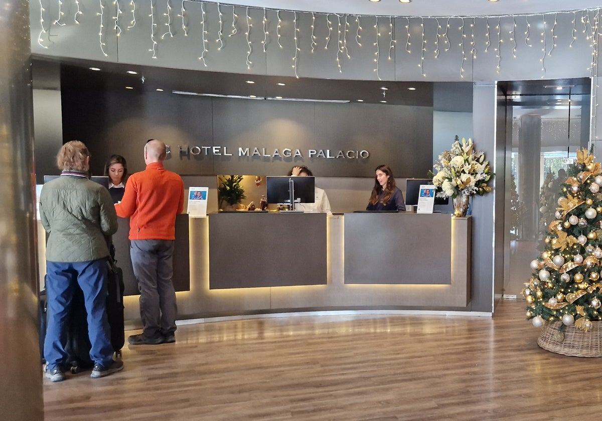 Turistas se registran en la recepción del AC Marriott Málaga Palacio.