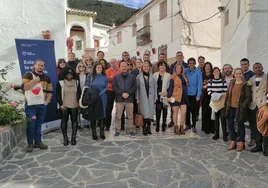 Imagen de los participantes en el programa de la Diputación y sus familias en Salares.