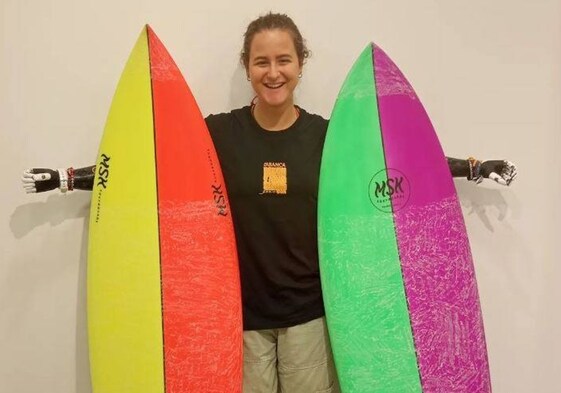 Sarah Almagro posa con dos tablas de surf.