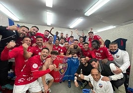 El Torre del Mar celebra su victoria en el derbi.