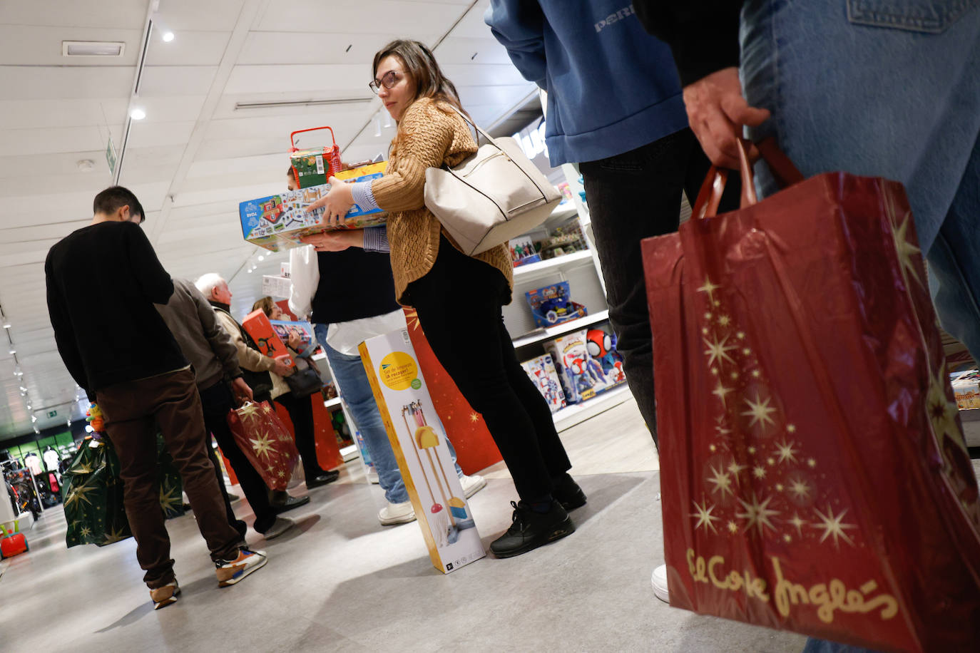 Jornada de últimas compras en Málaga antes de Nochebuena y Navidad