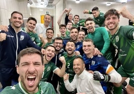 Los jugadores del UMA celebran la victoria en Ibiza.