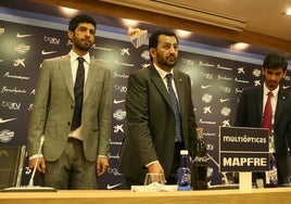 Nasser, Abdullah y Nayef Al-Thani, en la sala de prensa de La Rosaleda.