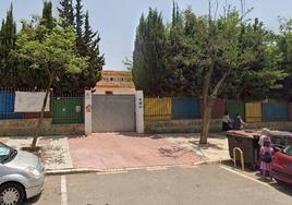 Imagen de la entrada del colegio Domingo Lozano de Carranque.