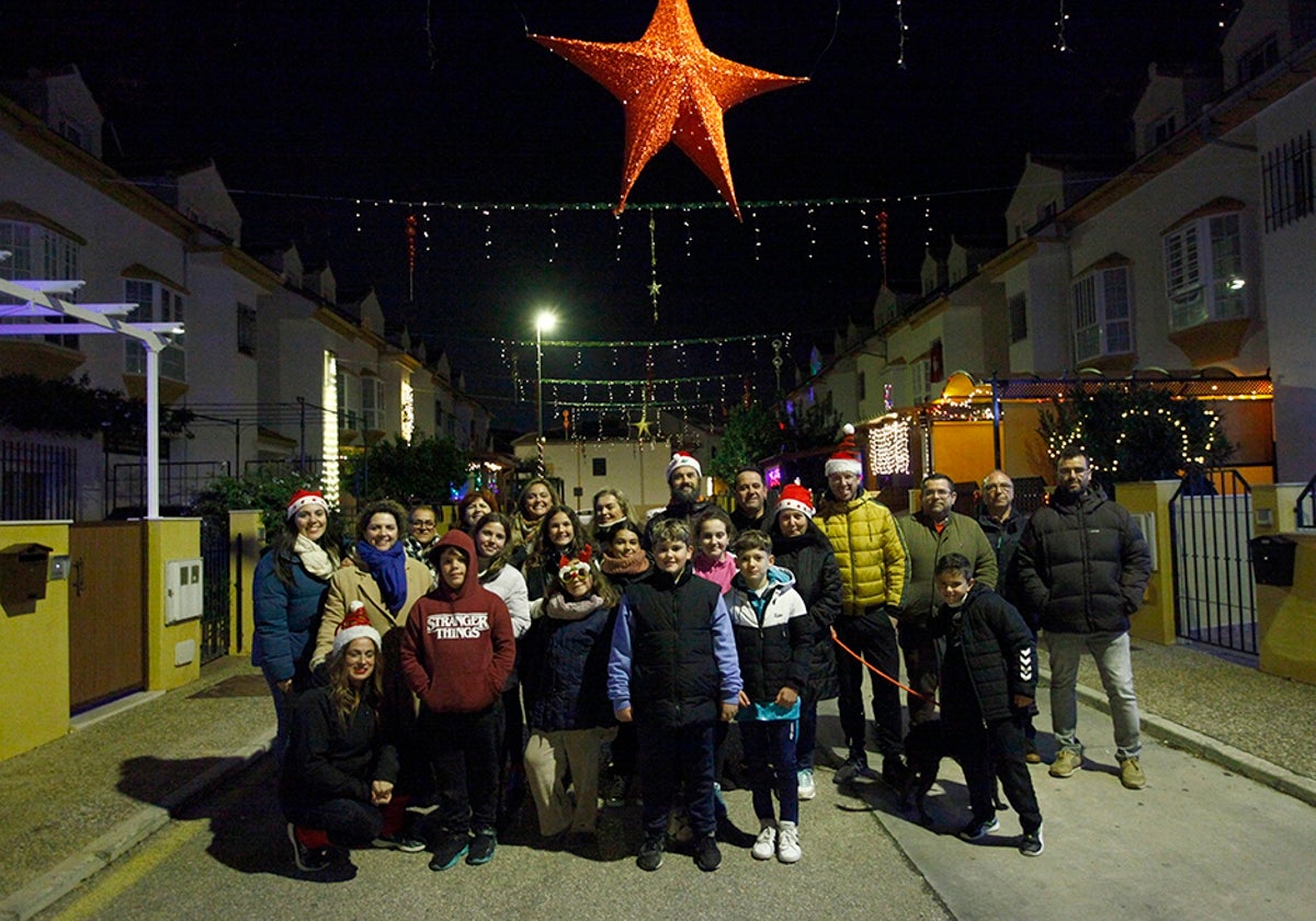 Vecinos en medio de la calle adornada por ellos mismos esta Navidad