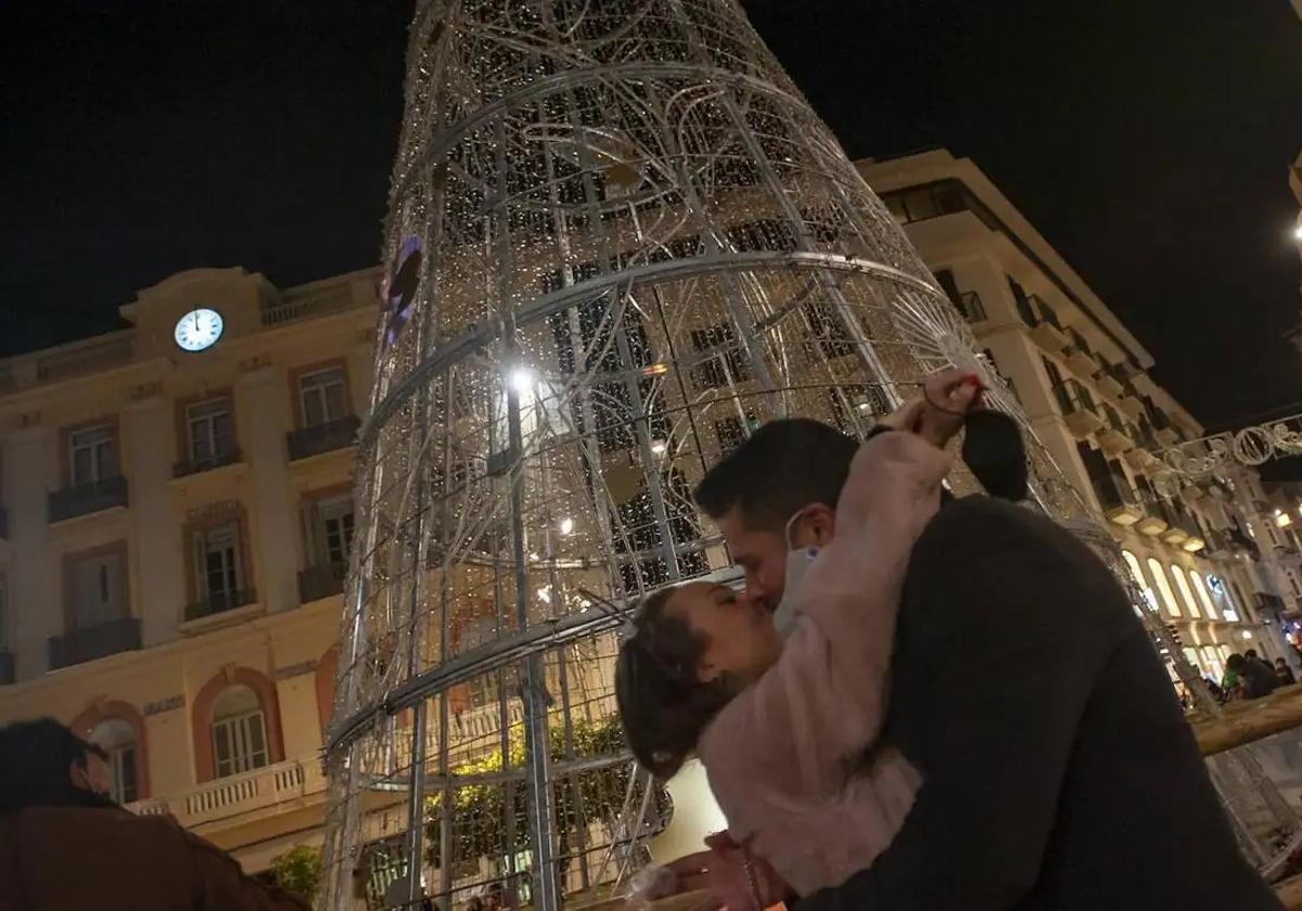 Dos jóvenes se besan en Nochevieja en una imagen de archivo.