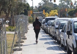 Una usuaria circula en un patinete eléctrico por la acera y sin casco.