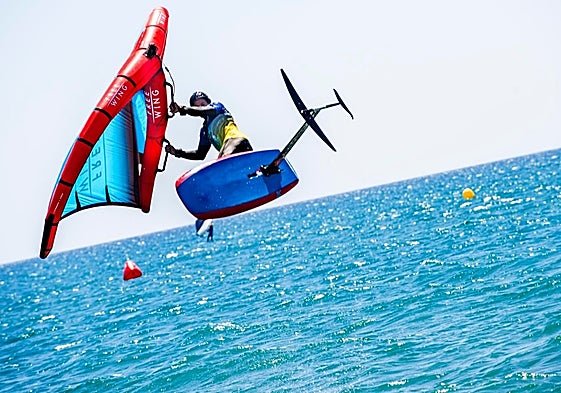 Práctica de wingfoil en Torremolinos.