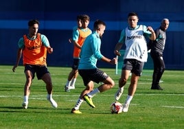 Sangalli pugna con Genaro por el balón en el entrenamiento de este miércoles.