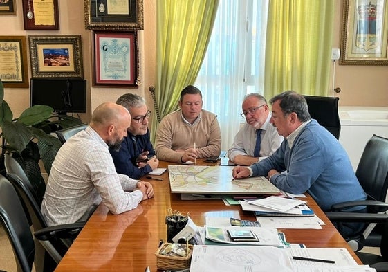 Responsables municipales y técnicos en una reunión preparatoria de la obra impulsada en Alhaurín de la Torre.