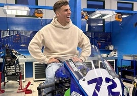 Yeray Ruiz, reconociendo la moto con la que competirá esta temporada en el Mundial de Supersport.