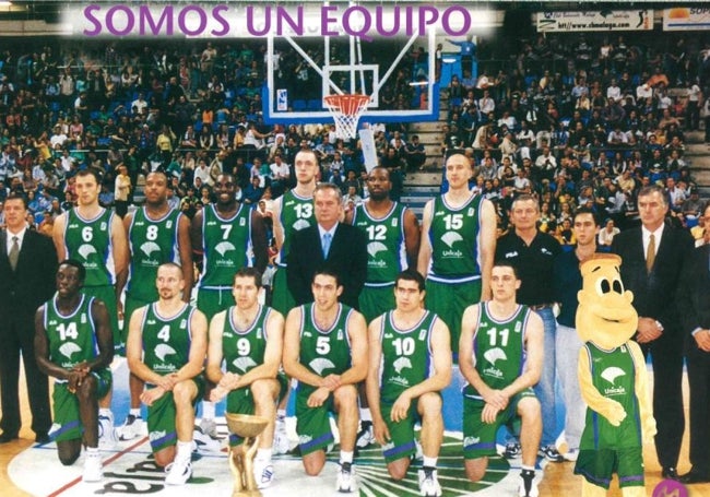 Plantilla del Unicaja que conquistó la Korac en 2001.