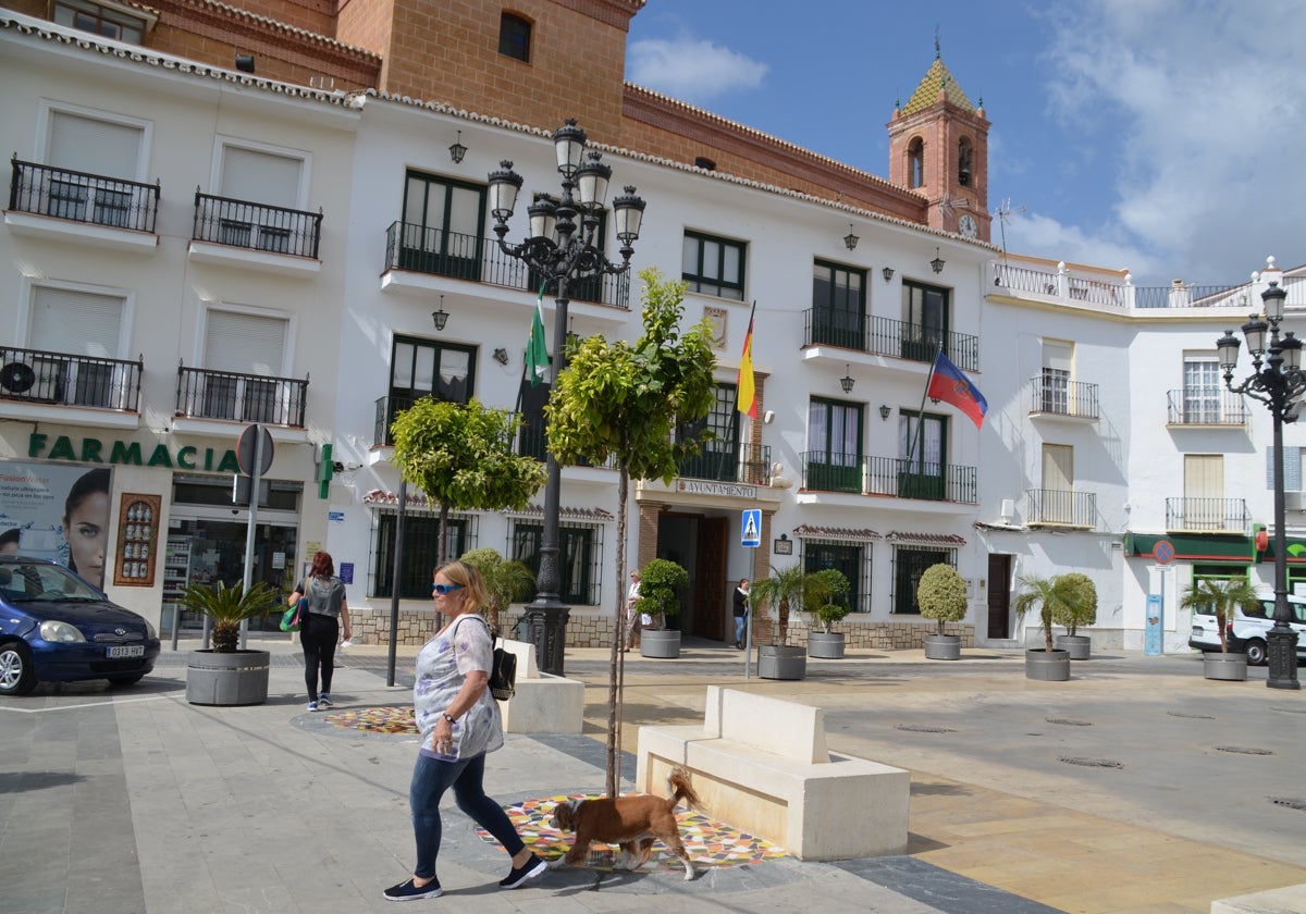 Fachada principal del Ayuntamiento torroxeño en la céntrica plaza de la Constitución.