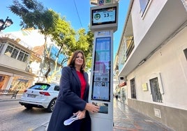 La concejal junto a uno de los nuevos postes instalados en las paradas de autobús.