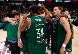 Los jugadores del Unicaja celebran la victoria ante el Barcelona.