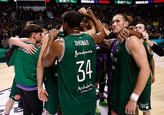 Los jugadores del Unicaja celebran la victoria ante el Barcelona.