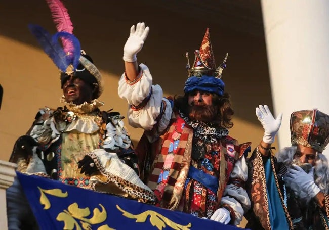 Los reyes magos, asomados al balcón del Ayuntamiento de Málaga.