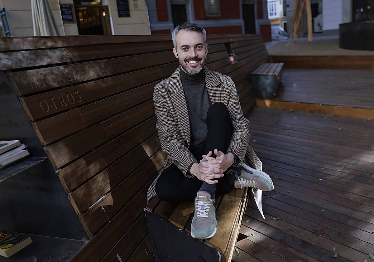 El director de orquesta malagueño Santiago J. Otero posa para SUR tras ser condecorado como Caballero de la Orden de las Artes y las Letras de Francia.