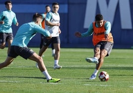 Loren golpea el balón en un entrenamiento de esta semana.