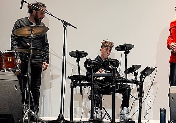 Iván Romera, durante el concierto de este viernes 29 en La Caja Blanca, toca por primera vez la batería en público junto a su profesor Sergio Díaz y Verso Libre Gospel Band.