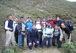 Antiguos internos del Centro Penitenciario de Alhaurín de la Torre, en una de las primeras excursiones del programa, en El Chorro.