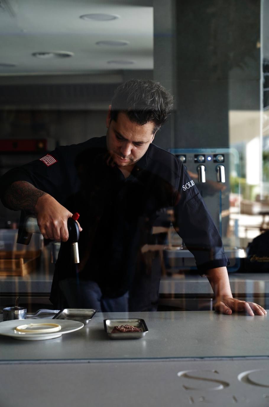 El cocinero Diego Gallegos en los fogones del restaurante de Higuerón Resort.