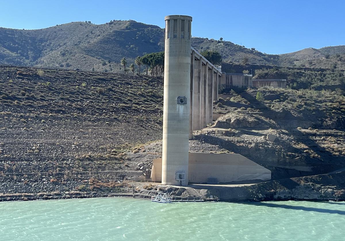 La presa de La Viñuela está prácticamente vacía.