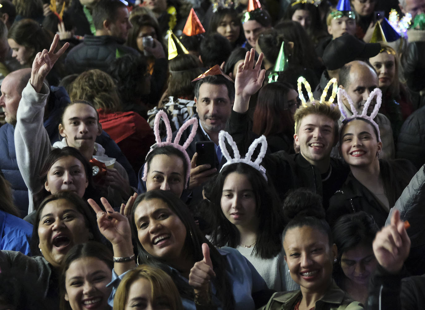 Multitud de personas eligieron el casco antiguo de la ciudad para dar la bienvenida al año 2023.