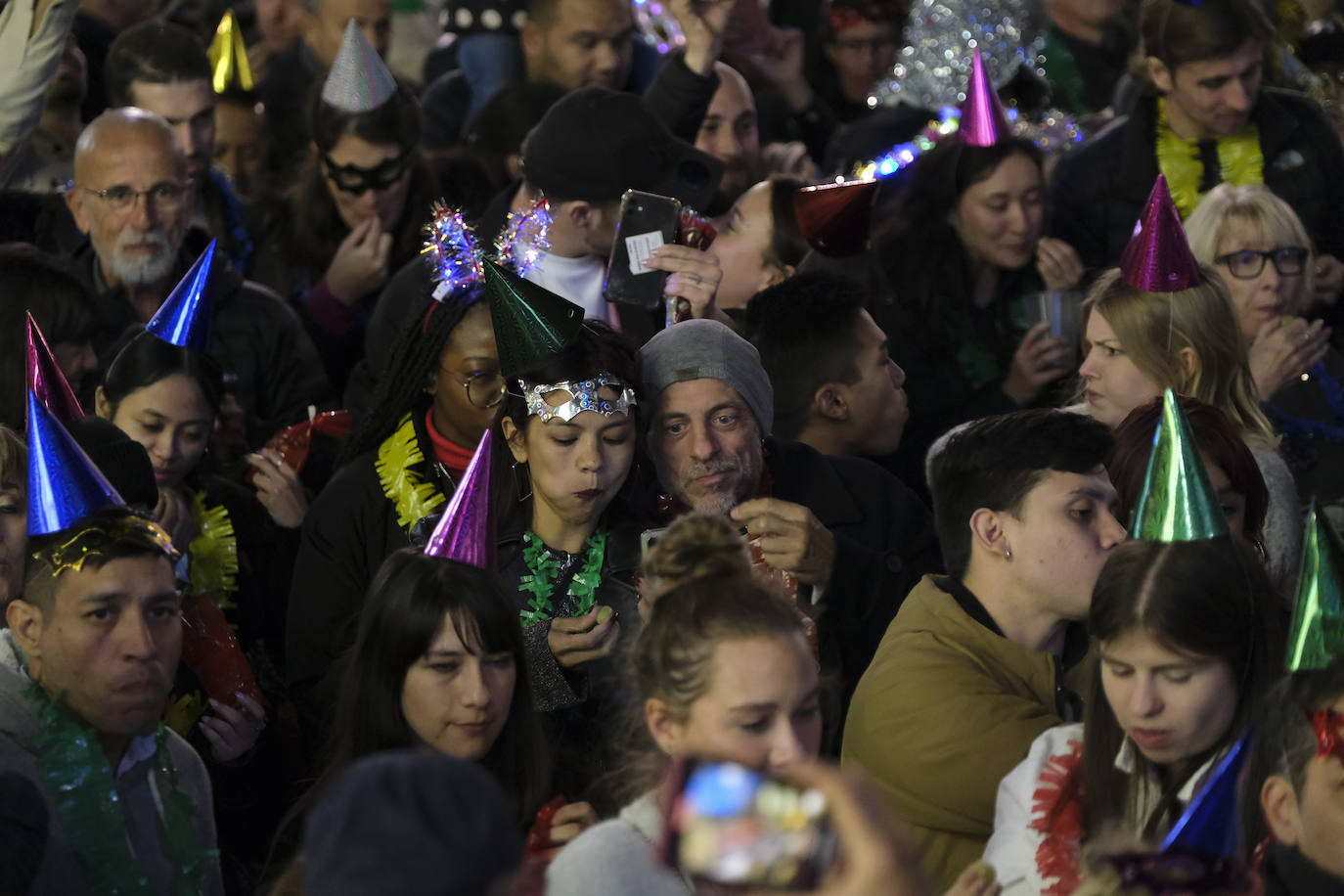 Multitud de personas eligieron el casco antiguo de la ciudad para dar la bienvenida al año 2023.