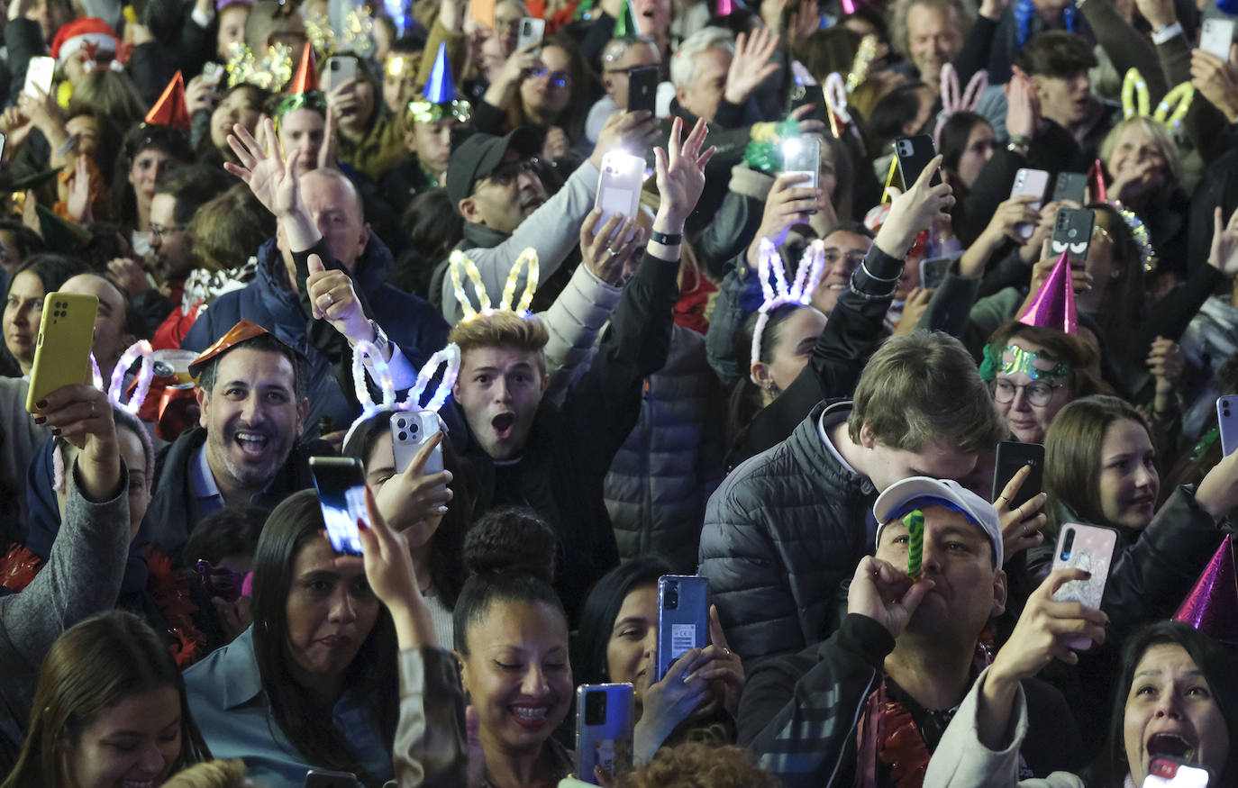 Multitud de personas eligieron el casco antiguo de la ciudad para dar la bienvenida al año 2023.